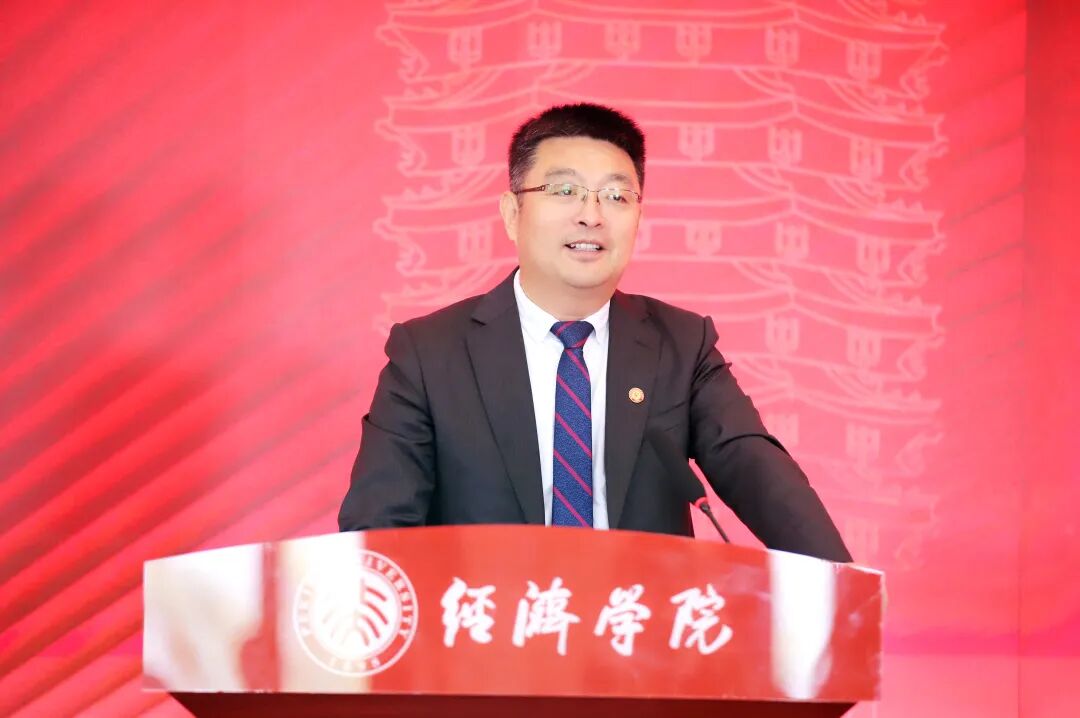 在时代的里程碑上镌刻青春 | 张辉院长在3003新葡官方网站2025年开学典礼上的致辞